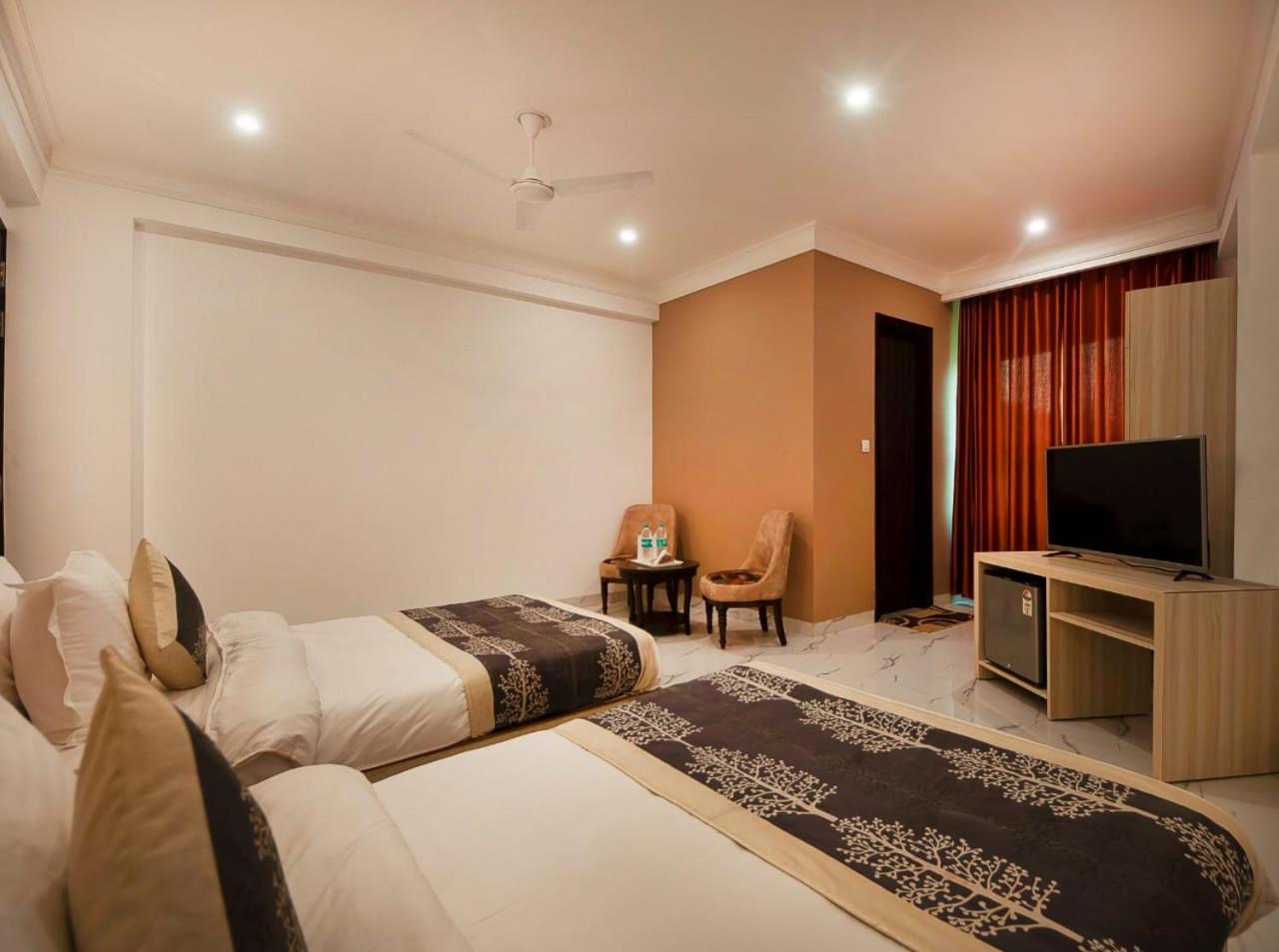 Hotel Almora Inn - Near By Delhi International Airport - With Free Airport Pickup And Drop ニューデリー エクステリア 写真